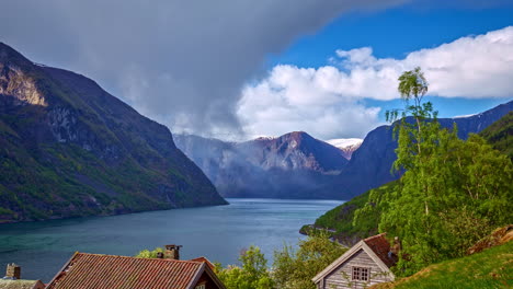 Impresionante-Fiordo-Noruego-Con-Casas-De-Madera-Tradicionales,-Rama-De-Sognefjord