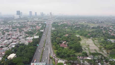 aerial-shot,-urban-setting-with-busy-freeway