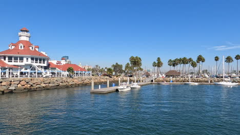 Eine-Malerische-Luftaufnahme-Des-Parkers&#39;-Lighthouse-In-Long-Beach,-Kalifornien,-An-Einem-Hellen-Sommertag
