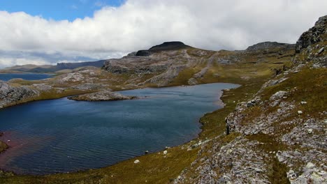 Atemberaubende-Landschaft-An-Den-Lagunen-Von-Alto-Peru-Vor-Wolkengebilde-In-Cajamarca,-Peru