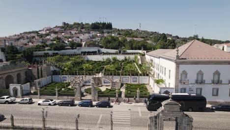 Gente-Caminando-Fuera-De-Los-Jardines-Del-Antiguo-Palacio-Del-Obispo,-Castelo-Branco,-Portugal