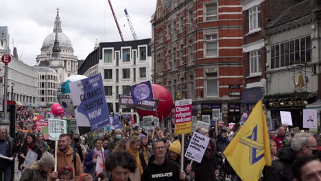 Miles-De-Personas-Marchan-Frente-A-La-Catedral-De-San-Pablo-En-El-Día-Mundial-Por-La-Justicia-Climática-Mientras-Se-Celebra-La-Cumbre-Cop-26-En-Glasgow