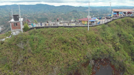 Touristen-In-El-Peñol-In-Guatape,-Kolumbien---Luftaufnahme