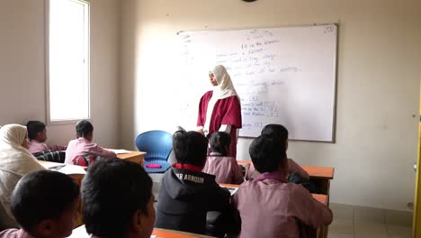 Junge-Muslimische-Schulkinder-Hören-Ihrem-Lehrer-Im-Klassenzimmer-In-Karachi,-Pakistan-Zu