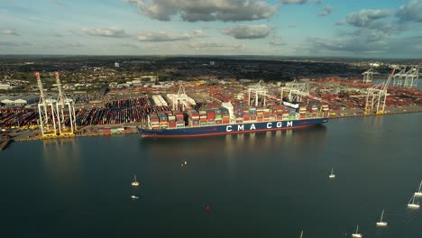 Cma-Cgm-Portacontenedores-Muelle-En-Dp-World-Terminal-De-Southampton-En-Inglaterra,-Reino-Unido