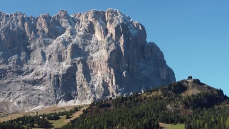 Ski-lift-next-to-te-big-mountain-Sassolungo-in-Val-Gardena-ski-resort-in-South-Tyrol,-Italy