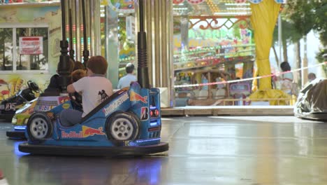 Kaukasische-Jungen-Kämpfen-In-Autoscootern-Auf-Dem-Jahrmarkt