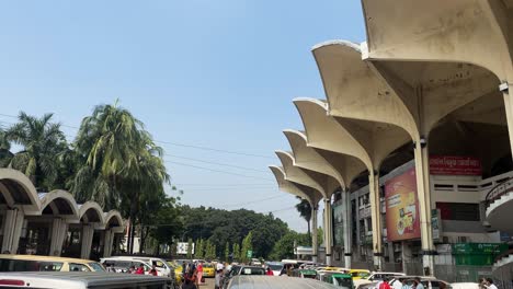 Vista-Desde-El-Arco-Del-Techo-Hasta-La-Concurrida-Parada-De-Taxis-Fuera-De-La-Estación-De-Tren-De-Kamalapur-En-Dhaka