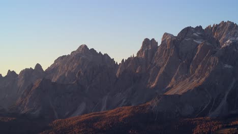 Toma-Panorámica-Del-Pico-Cima-Undici-En-Las-Montañas-Dolomitas-Durante-La-Luz-Del-Sol-Y-El-Cielo-Azul---Tirol-Del-Sur,-Italia