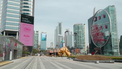 Leerer-Platz-Vor-Dem-Einkaufszentrum-Starfield-Coex-Mit-Der-Städtischen-Skyline-Von-Seoul-Tagsüber