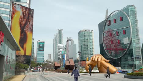 Icónica-Estatua-Dorada-De-Manos-Gangnam-En-El-Complejo-Comercial-Coex-En-Seúl,-Corea-Del-Sur---Tiro-De-Establecimiento