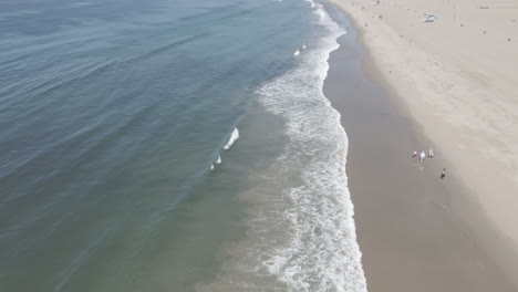 Der-Pazifische-Ozean-Ist-Oben-Zu-Sehen,-Während-Eine-Drohne-Entlang-Der-Küste-In-Richtung-Malibu-Fliegt