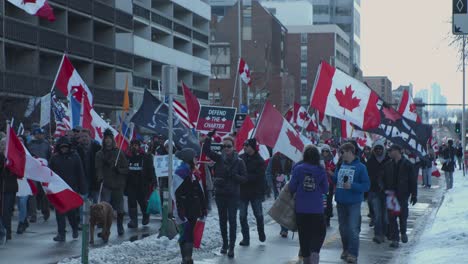 Menschenmenge-Marschiert-Mit-Fahnen,-Protest-In-Calgary,-4.-März-2022