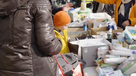 Ukrainian-refugee-child-is-lost-in-new-country
