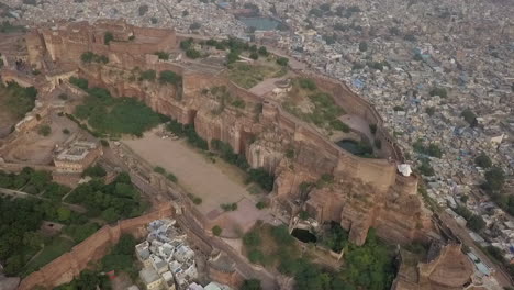 Enorme-Fortaleza-De-Mehrangarh-En-La-Cima-De-Una-Colina-Se-Eleva-Sobre-La-Ciudad-India-De-Jodhpur