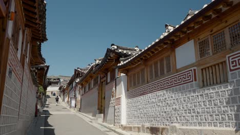 Wenige-Koreanische-Besucher-Im-Hanok-Dorf-Bukchon-In-Seoul,-Südkorea-–-Kranschuss