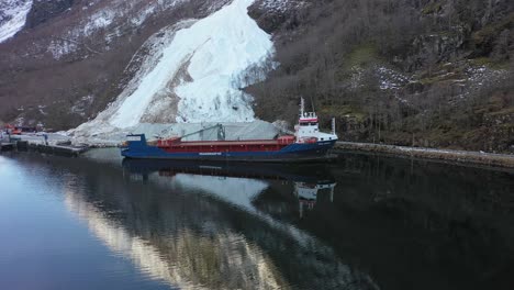 Buque-De-Carga-Pico-Bergen-De-Carga-De-Grupo-Máximo-En-El-Puerto-De-Gudvangen-Noruega