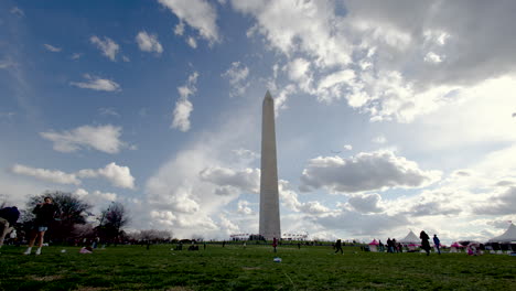 Menschen-Auf-Der-Wiese-Vor-Dem-Washington-Monument-Mit-Einer-Tollen-Wolkenlandschaft-Im-Hintergrund-–-Eine-Ultraweitwinkelaufnahme