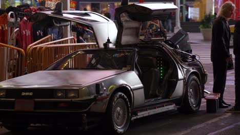 Bewegungsaufnahme-In-Richtung-Des-Berühmten-Delorean-Von-„Back-To-Future“-Auf-Dem-Film-„Manhattan-Street“.