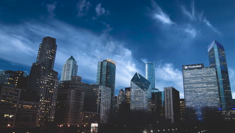 Chicago-City-Sonnenuntergang-Zeitrafferansicht,-Stadtbild,-Gebäude,-Wolkenkratzer,-Moderne-Architektur,-Himmelsersatz,-Wolkengebilde,-USA,-New-York