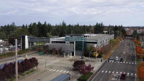 Estación-De-Lakewood---Estación-De-Tren-De-Cercanías-A-Lo-Largo-De-La-Autopista-Pacífica-Suroeste-De-Lakewood,-Washington,-Estados-Unidos---Toma-Aérea-De-Drones