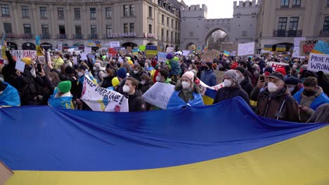 La-Gente-Sostiene-La-Bandera-Ucraniana-En-Una-Manifestación-Por-La-Paz-En-Munich-Después-De-Que-Rusia-Invade-Ucrania