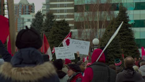 Señales-En-La-Multitud-Calgary-Protesta-En-Cámara-Lenta-5-De-Febrero-De-2022