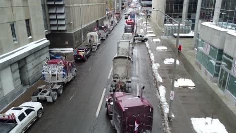 „Freiheitskonvoi“-Trucker-Protestieren-Am-31.-Januar-2022-In-Ottawa,-Ontario,-Kanada,-Lastwagen-Und-Demonstranten-Blockieren-Die-Kreuzung-Von-Bay-St-Und-Wellington-St,-Proteste-Gegen-Impfkonvois