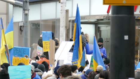 Menschenmassen-Bei-Der-Pro-ukrainischen-Kundgebung,-Die-Am-27.-Februar-2022-Am-Nathan-Phillips-Square-In-Toronto-Stattfand