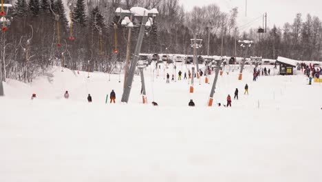 Ein-Anstrengender-Tag-Mit-Kindern-Und-Familien-Beim-Skiliftfahren-In-Myrkdalen,-Norwegen-–-Statischer-Clip-Mit-Schnee-Im-Vordergrund
