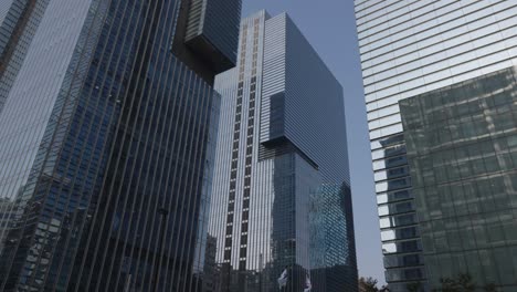 Edificios-De-Oficinas-De-La-Sede-Central-De-Samsung-Electronics-En-El-Distrito-De-Gangnam,-Seúl---Toma-Panorámica-Cinematográfica