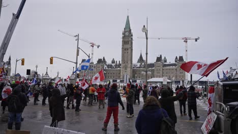 Camionero-Protesta-Libertad-Convoy-Centro-De-Ottawa-Ontario-Canadá-2022-Invierno-Covid-19-Anti-máscara-Mandatos-Anti-vacuna-Colina-Del-Parlamento