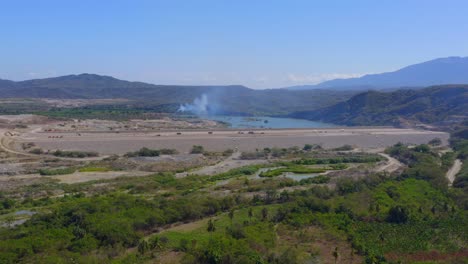 Vista-Aérea-Panorámica-De-La-Construcción-Del-Muro-De-Presa-Monte-Grande-En-Construcción-En-República-Dominicana