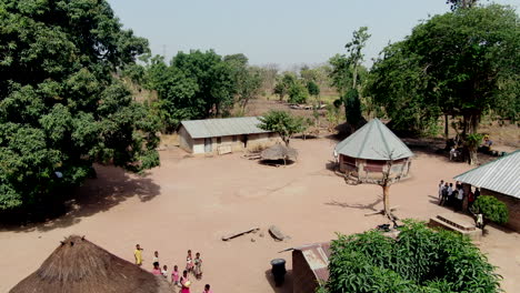 Ein-Kleines-Bauerndorf-Im-Bundesstaat-Benue-In-Nigeria-–-Überführung-Aus-Der-Luft