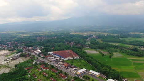 Industriegebiet-In-Der-Grünen-Landschaft-Von-Grabag,-Indonesien