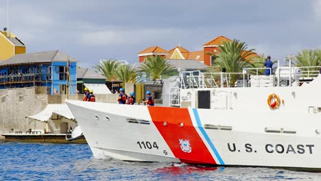 El-Buque-De-La-Guardia-Costera-Estadounidense,-Robert-Yered,-Sale-Del-Puerto-De-Willemstad-En-La-Isla-Caribeña-De-Curazao.