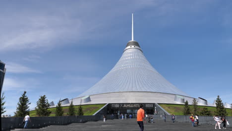 Estructura-De-Edificio-De-Arquitectura-De-Estilo-Neofuturista-En-Astana