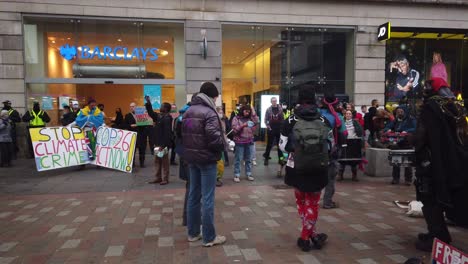 Aktivisten-Protestieren-Vor-Einer-Britischen-Bank