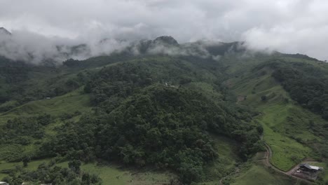 Antena-Ascendente-De-Un-Pequeño-Santuario-Religioso-En-Un-Exuberante-Valle-Nublado-En-Perú