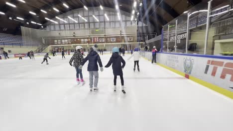 Menschen-Beim-Eislaufen-In-Der-Hockeyarena