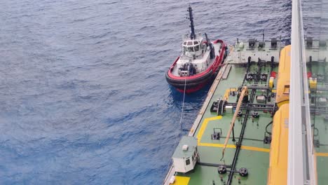 Ölbunkeranlage,-Die-Am-Kreuzfahrtschiff-Befestigt-Ist-Und-Öl/Gas-Mitten-Im-Ozean-Betankt,-Videohintergrund-In-4K