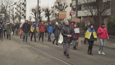 Norwegische-Menschen-Protestieren-Auf-Der-Straße-In-Oslo,-Norwegen,-Gegen-Russlands-Invasion-In-Der-Ukraine