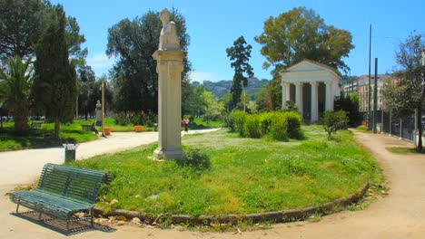 Wunderschöne-Landschaft-Mit-Skulpturen-Im-öffentlichen-Park-Der-Villa-Comunale-Di-Napoli-In-Neapel,-Italien