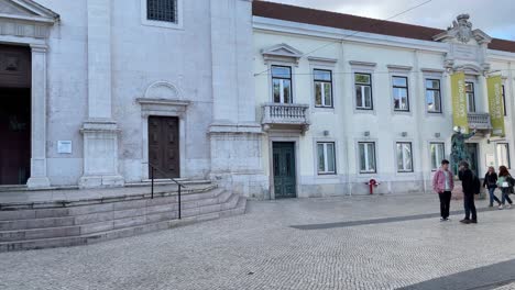 Gente-Caminando-Fuera-Del-Museo-De-São-Roque,-Plaza-Trinidade-Coelho,-Lisboa