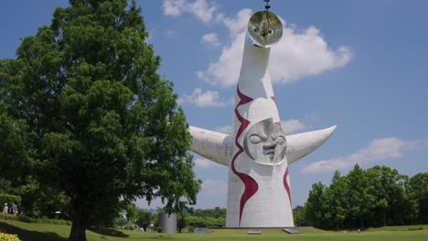 Torre-Del-Sol-En-El-Parque-De-Exposiciones-De-Osaka-El-Día-De-Verano-En-Japón