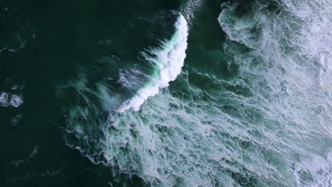 Stimmungsvolle-Meerestexturen,-Die-Durch-Kraftvolle-Wellen-Entstehen