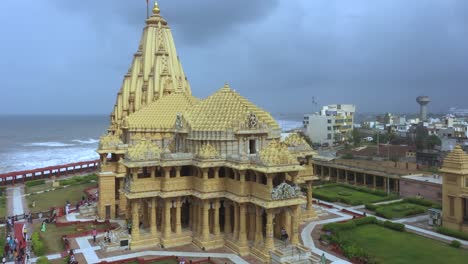 Vista-Aérea-Del-Templo-Somnath-Ubicado-En-Prabhas-Patan,-Veraval-En-Gujarat,-India