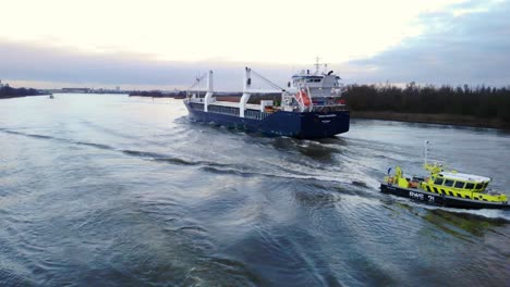 Flusspolizeiboot-Fährt-Am-Frachtschiff-Onego-Mississippi-Auf-Der-Oude-Maas-Vorbei