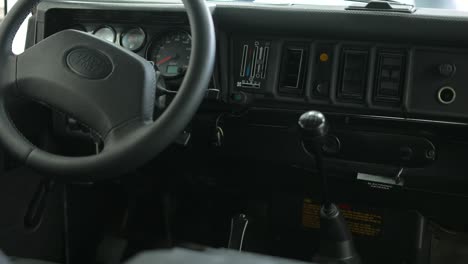 gearshift-lever-and-front-buttons-for-land-rover-defender-classic-moss-green-color-110,-british-safari-car-vintage-1990