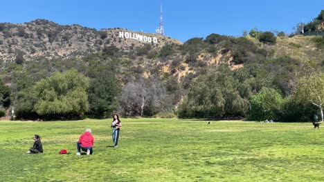 Foto-Del-Cartel-De-Hollywood-Con-Gente-Y-Perros-Jugando